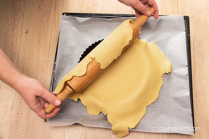 unrolling-pastry-on-the-tart-mold-Pastry-Maestra-chef-Tereza-Alabanda