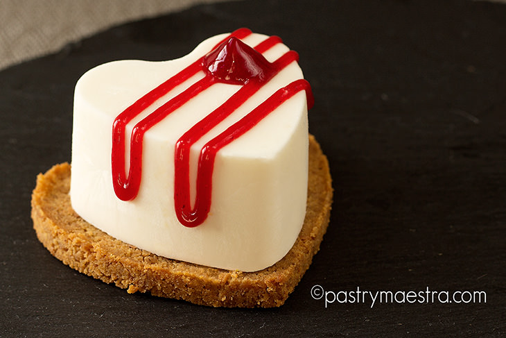 Cheesecake hearts with raspberry sauce